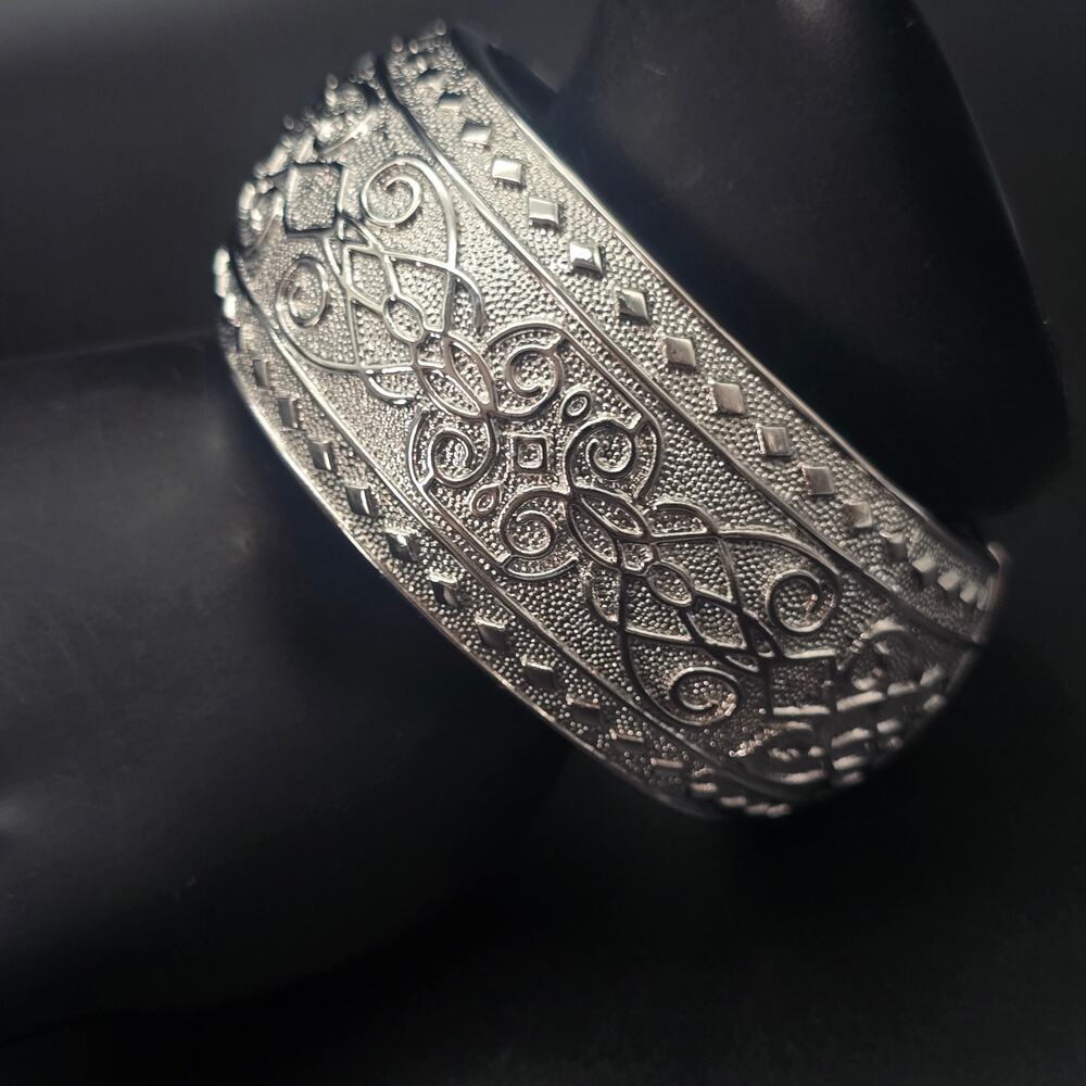 Silver Tone Embossed Scrollwork Bangle Bracelet Clamper Hingered